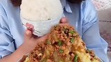 黑龙江姑娘吃火山土豆泥，配大米饭吃，老香了！
