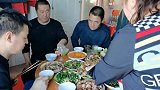 东北农村爸爸过生日，做一大桌子菜家人齐聚真热闹，画面真温馨