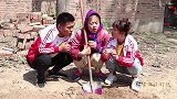 童年短剧：小伙伴一起找蚯蚓，没想到傻妞却掉进粪堆里，太臭了