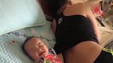 小家伙懂事了，会给爸爸挠痒痒了，好可爱！