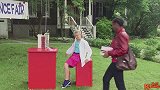 国外恶搞：小女孩的腿被腐蚀成白骨，路人吓呆了！