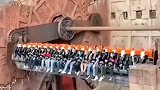 游乐设施让游客高空翻转，既淋水又喷火
