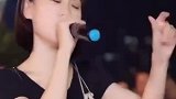 街头女歌手一曲《我还年轻》，有多少人被她圈粉了！