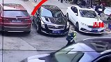 男孩走路时顺手一扔手里的石头，砸坏旁边轿车天窗