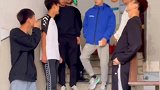 变装不易，帅哥叹气