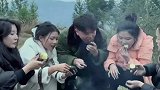 不自量力连女人都敢惹，而且还四个女人