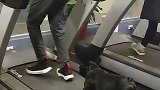 狗子：我也要学习爸爸一样，把身体锻炼好！