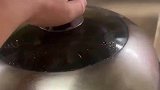 男子在锅内蒸包子，拿起一看皮和馅分离