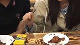 跟兄弟和他老婆吃饭，本想开玩笑给他老婆夹个菜，结果出乎意料！