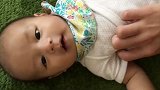 小宝宝被妈妈挠痒痒，又生气又想笑，啊啊叫的声音萌翻了！