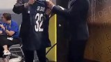 关系不错！纳赛尔送给贝克汉姆巴黎队服并合影