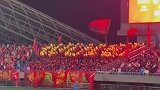 国足比赛第7分钟现场球迷高喊武磊 并拼出Wu Lei字样
