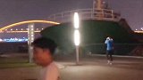 上海一艘船只疑似失控冲向岸边 护栏被撞碎