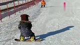 第一次带儿子滑雪，他居然滑成这样，我彻底惊呆了