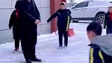 看见校长头上有雪，孩子暖心清扫