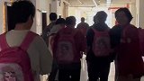 一群男生背粉色小书包，成了靓丽风景线