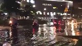 越南胡志明雨季，一下雨就可以划船