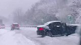 男子驾车高速遇暴雪滑进雪窝被困5个小时