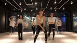 《C女郎》都说男女搭配干活儿不累 但领舞的小姐姐真滴耐看
