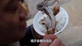胖妹和家人吃腌排骨炖莴笋，汤鲜味美！