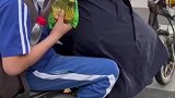 小姐姐向小朋友讨要零食，没想到被无情拒绝