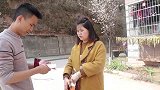 美女拍照不看路，遇上个碰瓷的，这下尴尬了