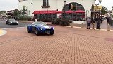 大街上跑来几辆老式古董汽车