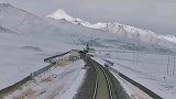 雪天开火车进站视角，真是太美了！