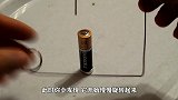 将铜丝放在电池上，有趣的现象发生了，这是什么原理