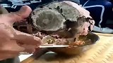 吃面条的时候看见人手一根木头在刮，吃木头屑是什么神仙吃法