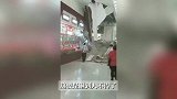 长春一高校食堂吊顶垮塌，校方回应