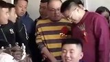 男子不断拍打新郎，引伴郎不满围攻