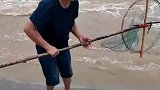 涨水了看他们是如何抓鱼的