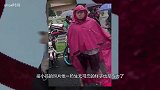 岳云鹏好忙，骑电动穿雨衣接小孩被偶遇，又被撞见路边卖烧烤！