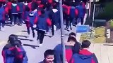 男孩跑操走神一回头撞倒路灯。网友：是个练武奇才危险动作请勿模仿 安全