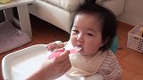 小宝宝吃米糊糊，头发自带发胶效果，简直简直太抢镜了，太可爱了