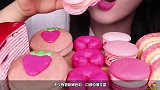 一桌粉红色系甜点，满足对美的渴望，卡通马卡龙表情如此可爱