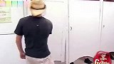 国外恶搞：路人上厕所门掉了，关键里面还有一位，这就尴尬了！