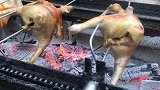 越南街头美食，跟小粉姑娘吃完了一只烤鸡肉，她说还没吃够