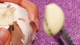 用手剥蒜头，手指甲很疼