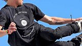 小情侣玩轮滑大秀技巧 看着都让人羡慕