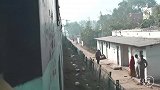 中国小哥在印度坐火车，实拍首都近郊的贫民窟，居住条件怎么样