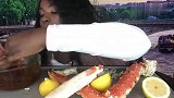 妹子吃帝王蟹，大根的蟹肉，吃得很满足