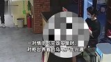 情侣吃完饭买单时将店里乌龟顺走，店员：这只乌龟店里养了三年