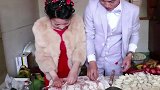 山东小伙结婚，新娘刚进门，就学包饺子给大家吃，新郎好幸福
