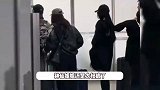 刘亦菲素颜现身机场，本人又瘦又高挑美得亮眼，随意甩披肩自带仙气