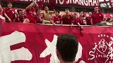 上港赛后谢场庆祝不断 奥斯卡胡尔克将球衣扔给球迷