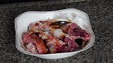 走地鸡焖鱼头加上半瓶啤酒，出锅鲜香味美，敢于尝鲜的建议试试