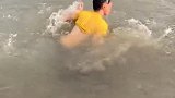 妈呀，你竟然把我推水里