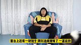 铲屎官嘴里叼着饼干睡着后，德牧的反应太好笑了